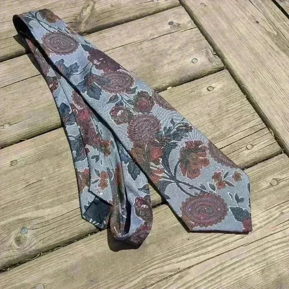 Vintage Yves Saint Laurent YSL men's 100percent  silk tie - Picture 8 of 8